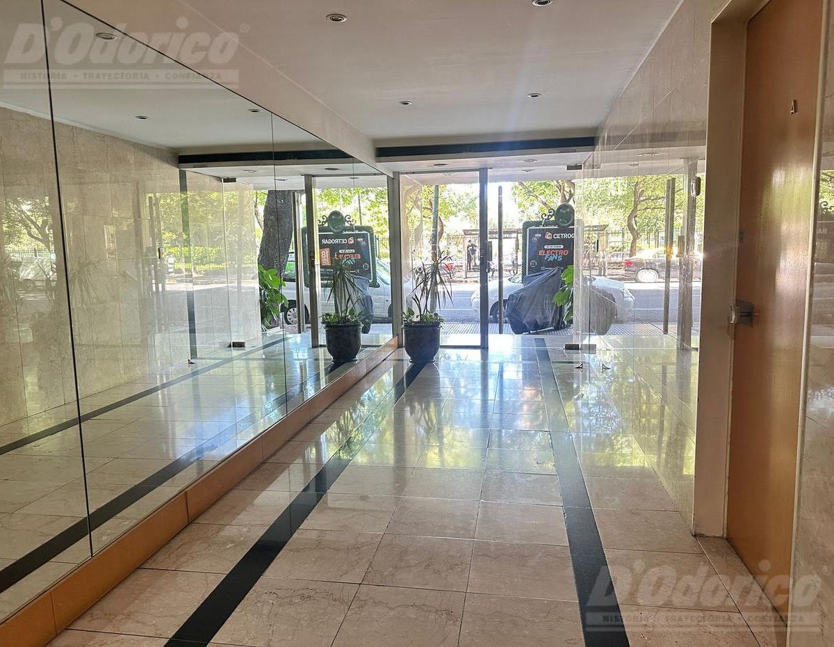 Semi Piso de 3 Dorm. y Dep. Servicio en Venta en Flores 1