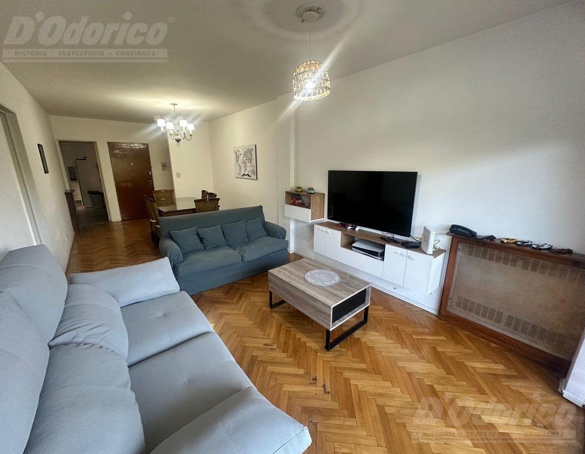 Semi Piso de 3 Dorm. y Dep. Servicio en Venta en Flores 1