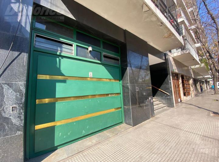 Departamento  de  3 dormitorios y espacio guarda coche en venta  en Caballito 3
