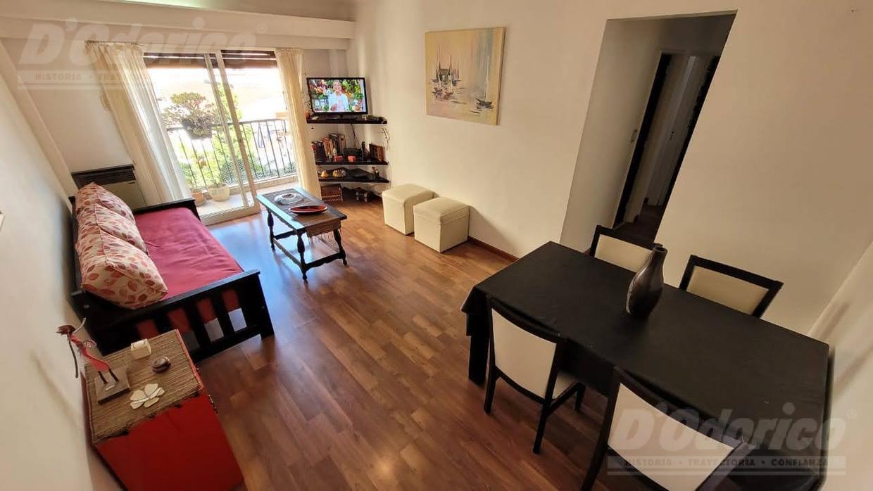 Departamento de 2 dormitorios con cochera y baulera en venta en Caballito