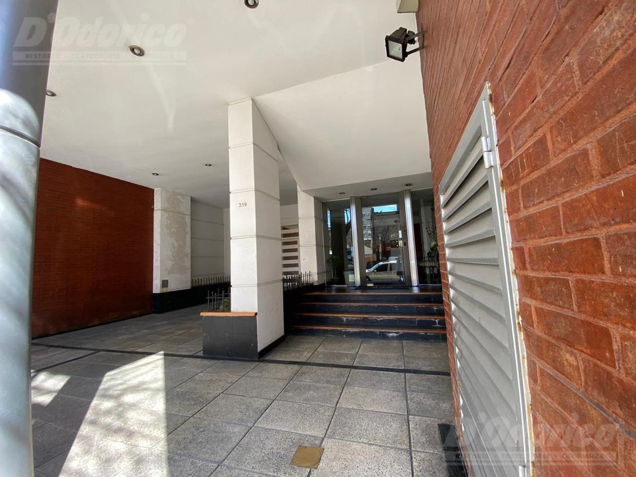 Semipiso de 2 dormitorios con cochera fija cubierta en venta en Caballito.