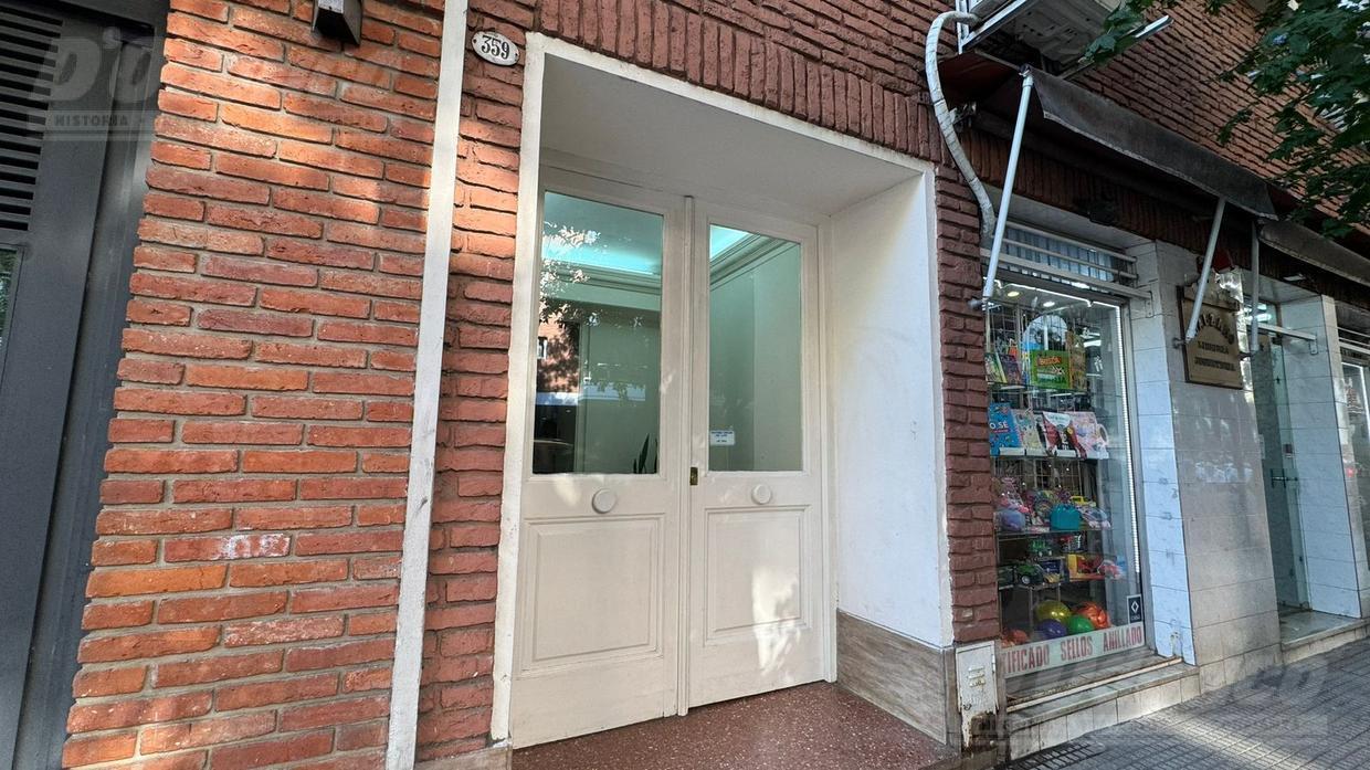 Departamento de 2 dormitorios en venta en Caballito. Por escalera, sin expensas.