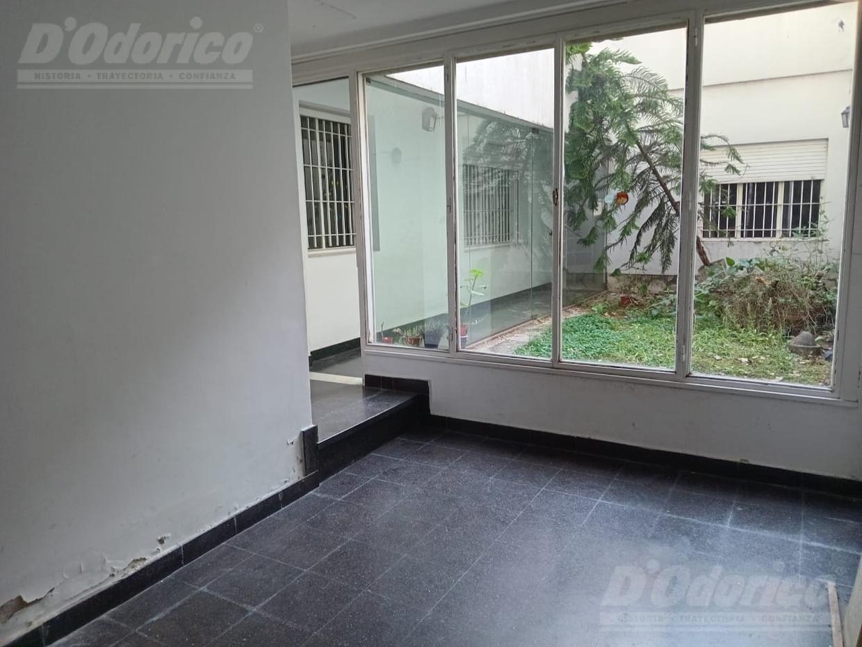 Foto de Casa de 4 ambientes con garage, patio, jardin y terraza en Flores, imagen 5