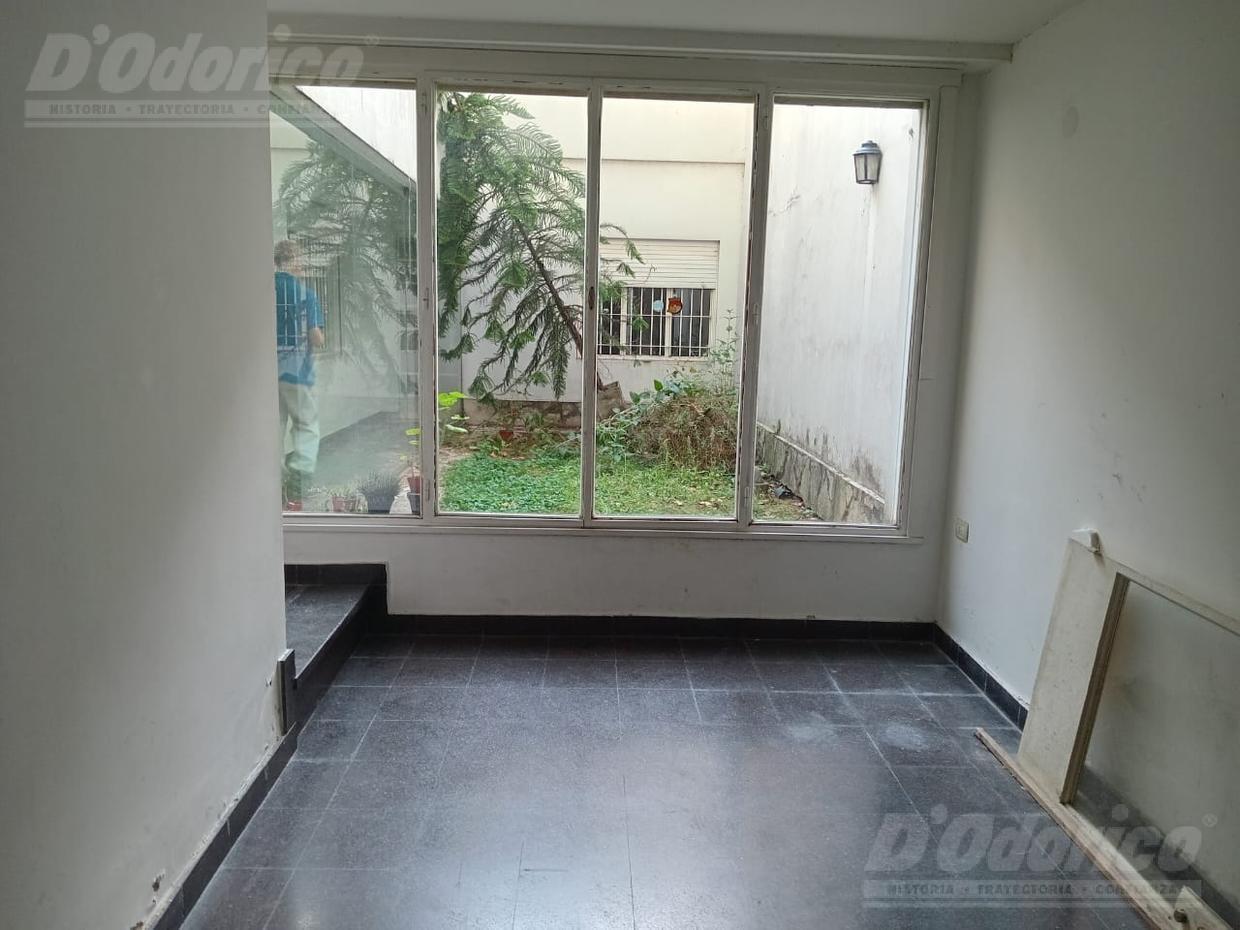 Foto de Casa de 4 ambientes con garage, patio, jardin y terraza en Flores, imagen 3