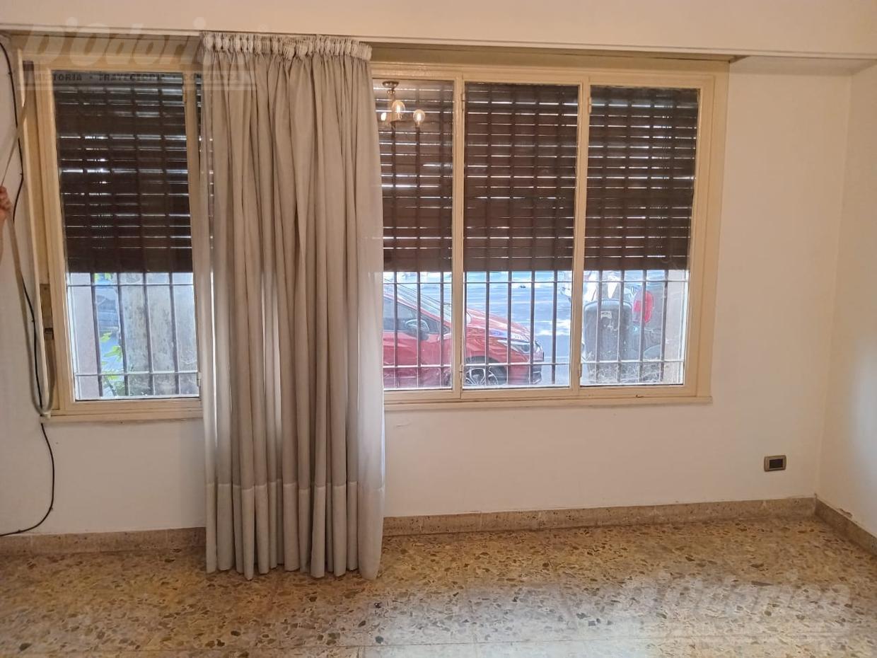Foto de Casa de 4 ambientes con garage, patio, jardin y terraza en Flores, imagen 4