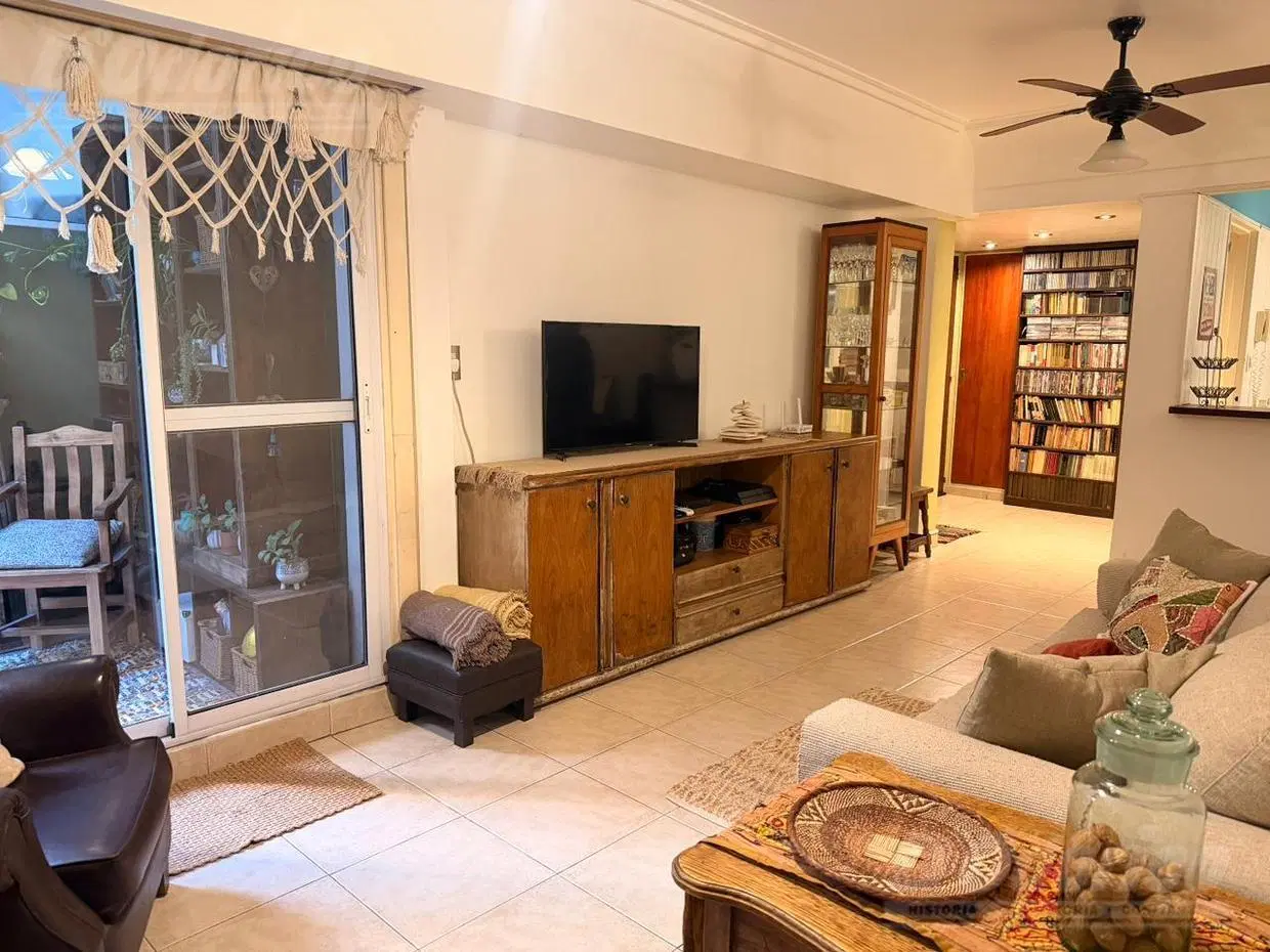 Departamento en venta de 2 dormitorios con patio y baulera, en venta en Flores 3