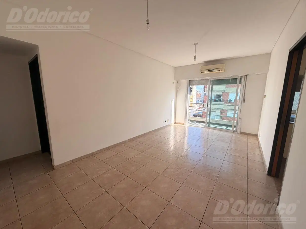 Semi piso de 1 dormitorio en venta en Flores 4
