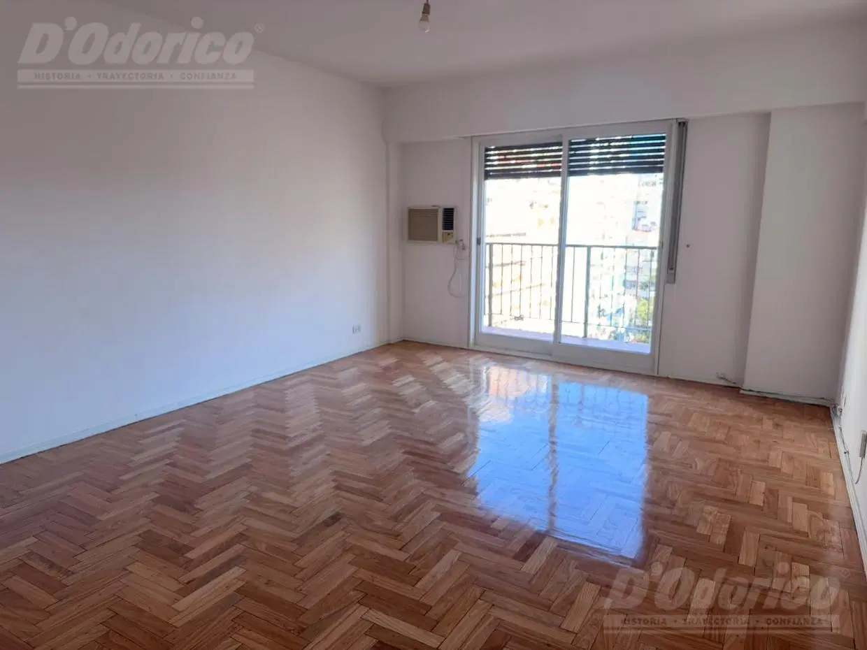 Departamento 2 dormitorios con cochera fija y cubierta en alquiler en Caballito 2