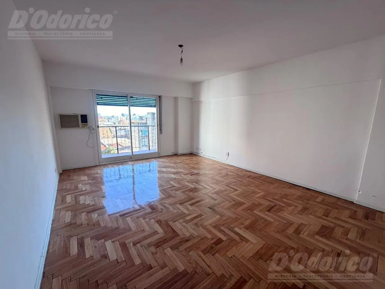 Departamento 2 dormitorios con cochera fija y cubierta en alquiler en Caballito 5