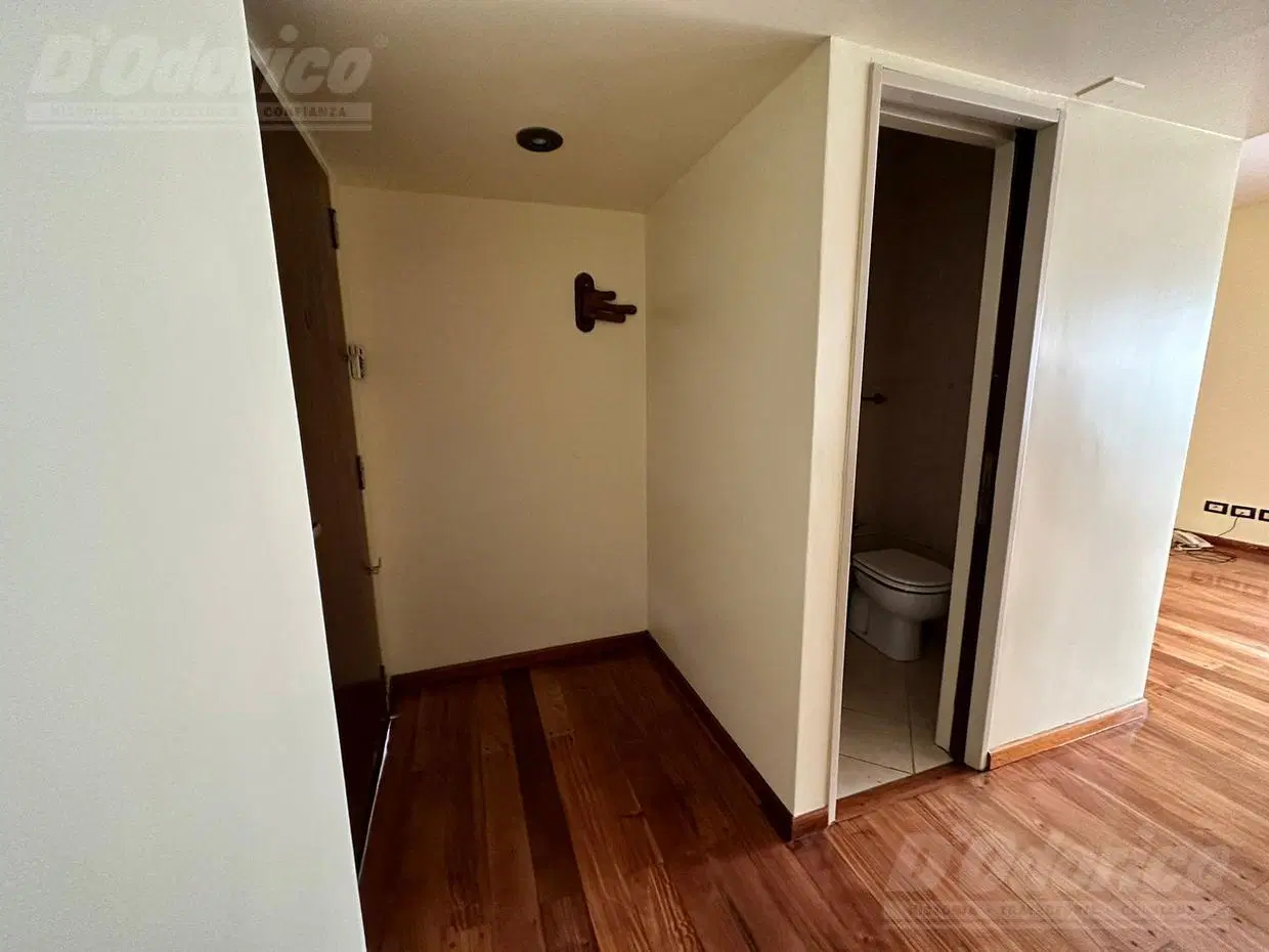 Dúplex (tipo casa) de 3 dormitorios con cochera en alquiler en Caballito. 2