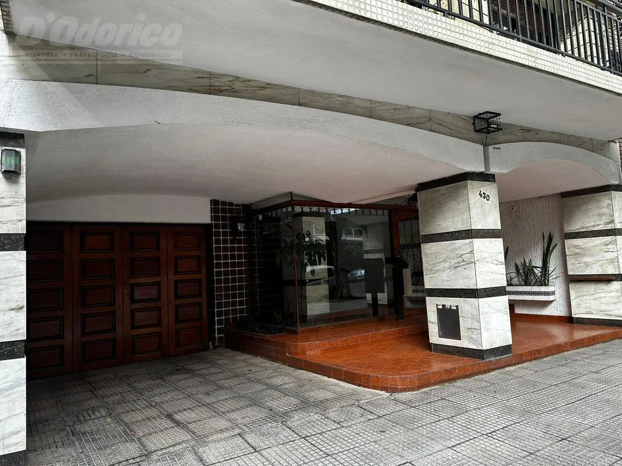Departamento de 3 dormitorios, dep. serv. cochera y baulera en alquiler en Caballito 1