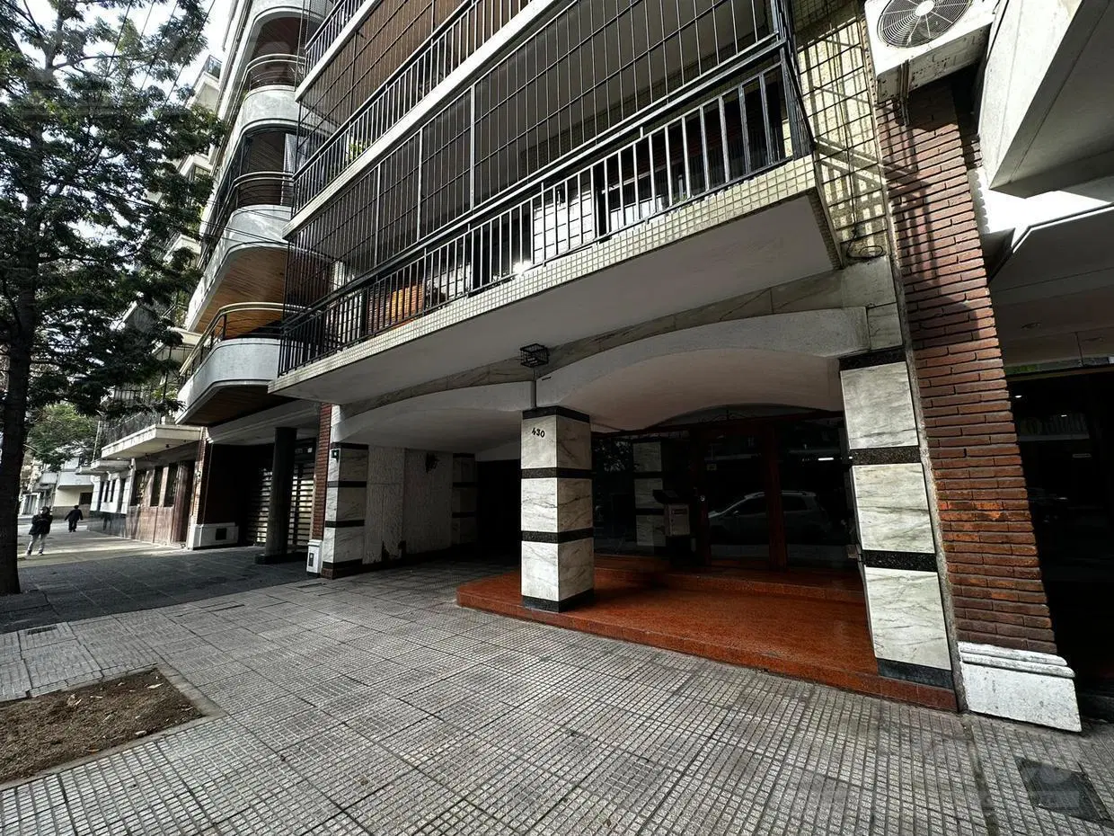 Departamento de 3 dormitorios, dep. serv. cochera y baulera en alquiler en Caballito 3