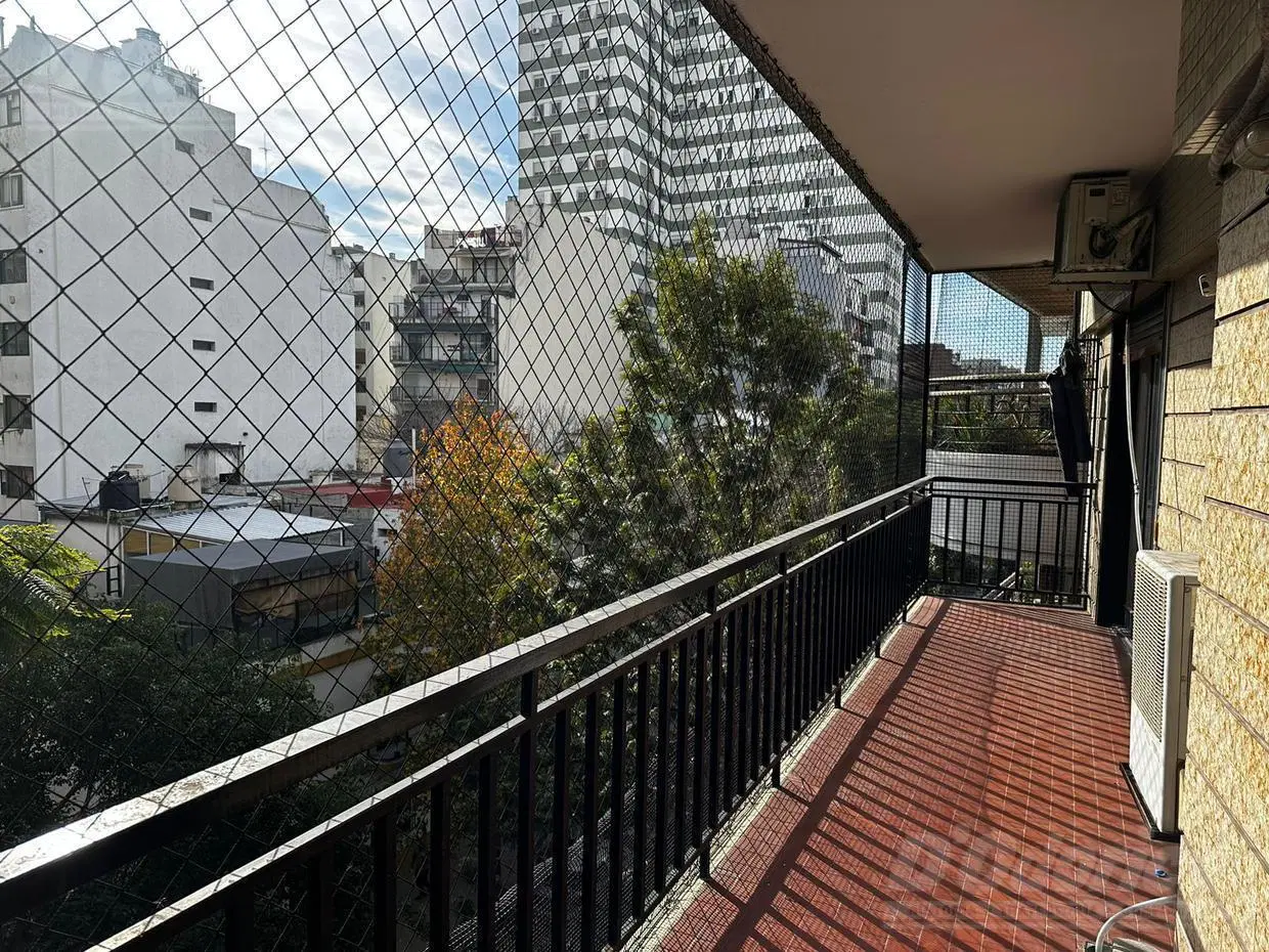 Departamento de 3 dormitorios, dep. serv. cochera y baulera en alquiler en Caballito 2