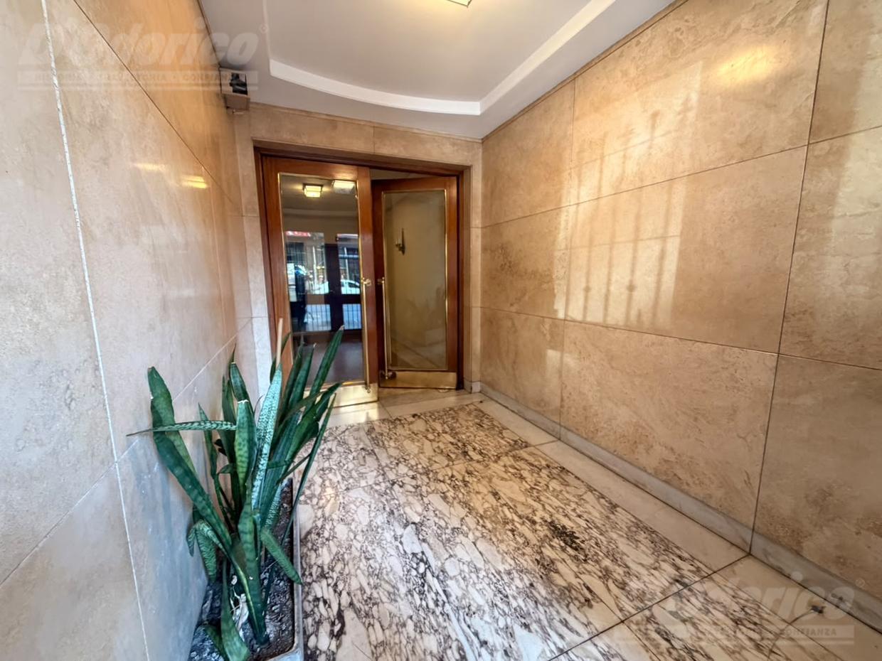 Foto de Departamento de 2 dormitorios c/dep. de servicio en venta en Flores, imagen 1
