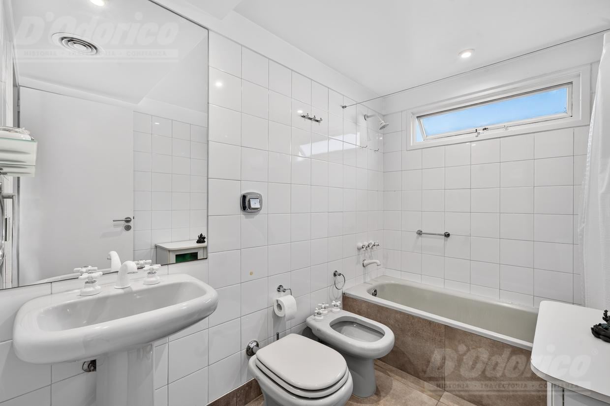 Foto de Excelente departamento en venta de 3 dormitorios con cochera fija y, imagen 1