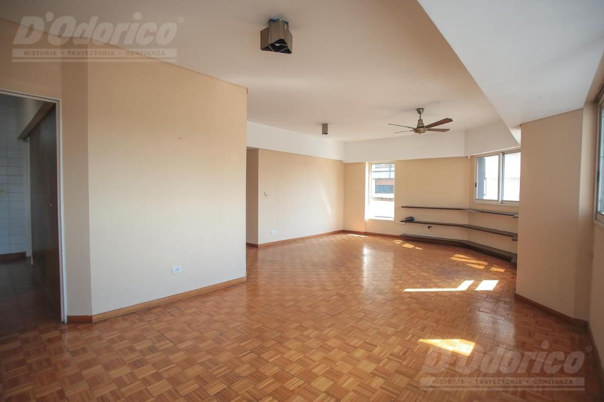 Foto de Departamento en Alquiler de 3 Dormitorios con dependencia y con cochera, imagen 4
