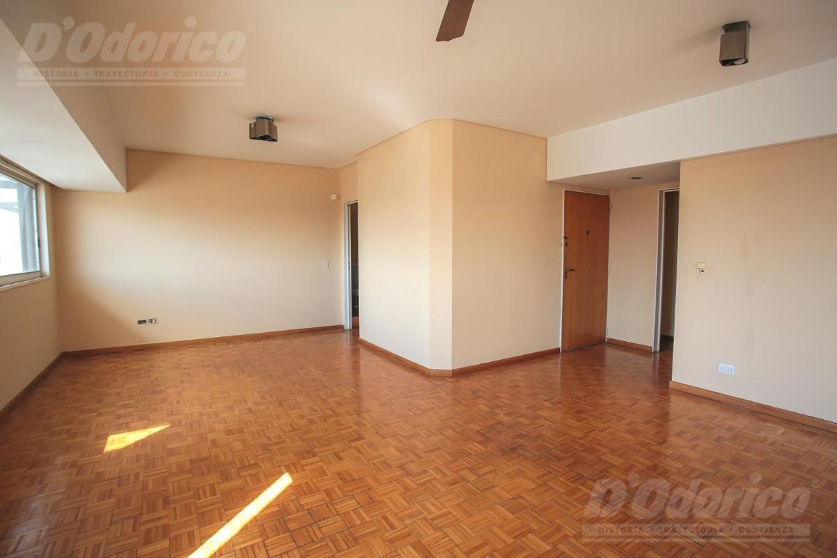 Foto de Departamento en Alquiler de 3 Dormitorios con dependencia y con cochera, imagen 2