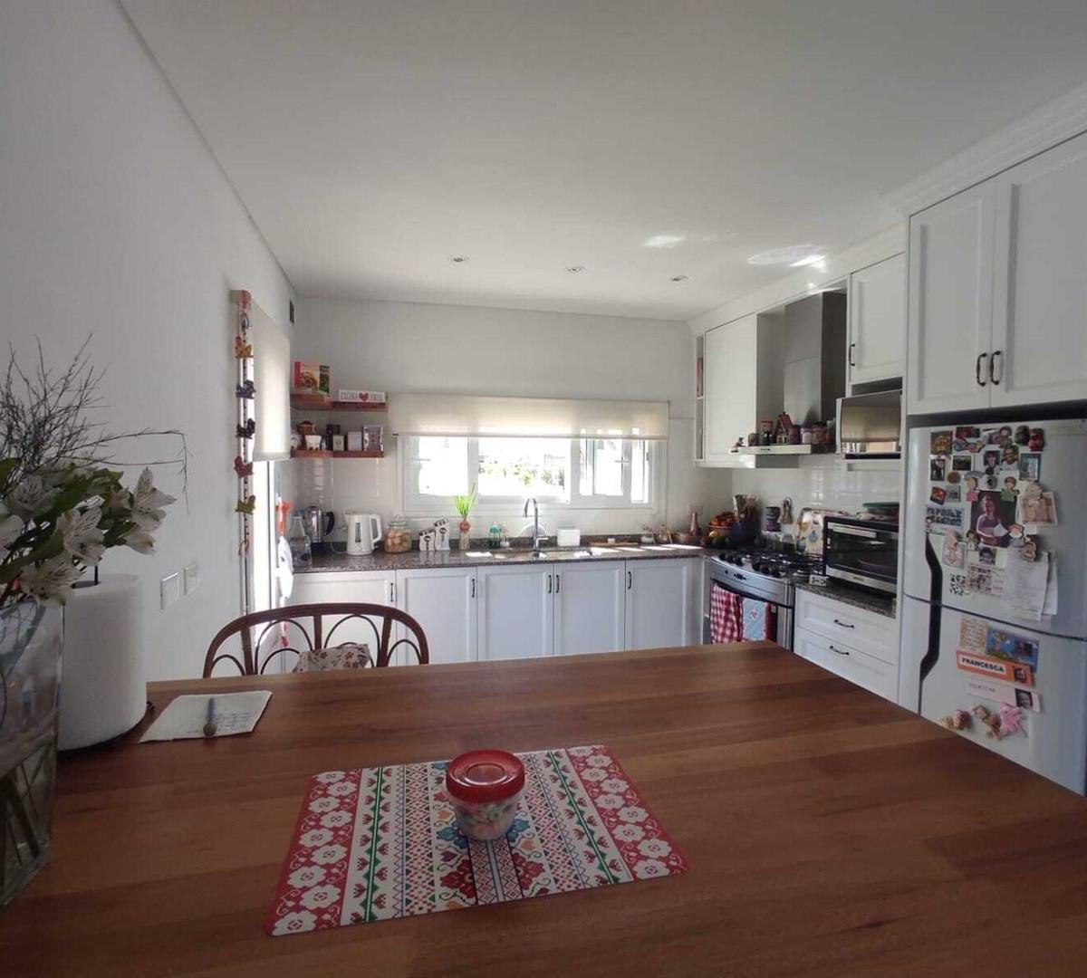 Casa en Venta con salida a la laguna, estilo neoclásico. en El Cantón.