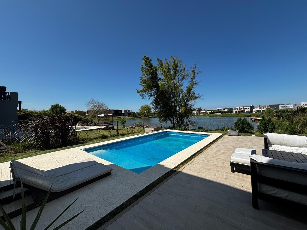 Casa en venta con salida y vista a extensa laguna. El Cantón