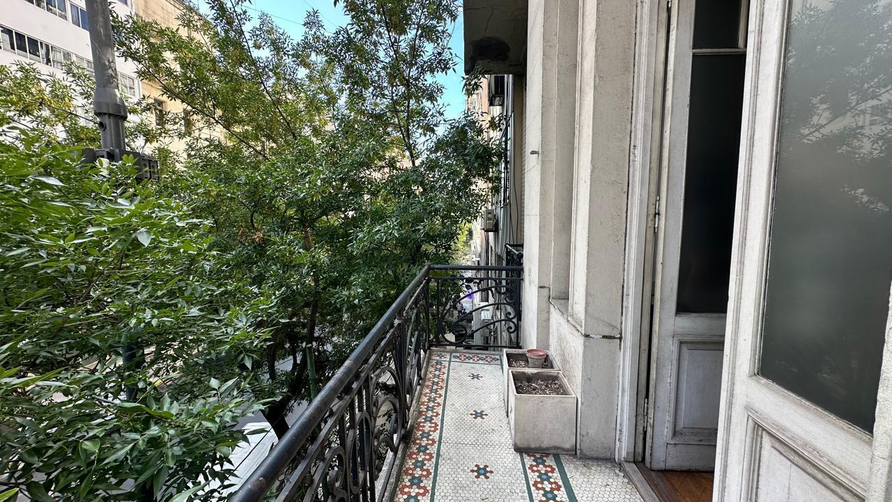 Oficina en edificio frances con techos altos
