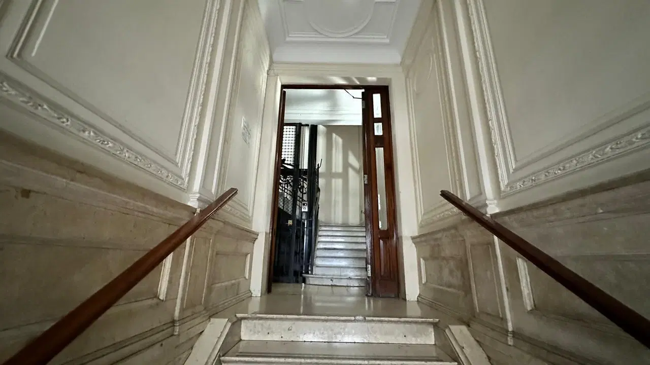 Oficina en edificio frances con techos altos 2