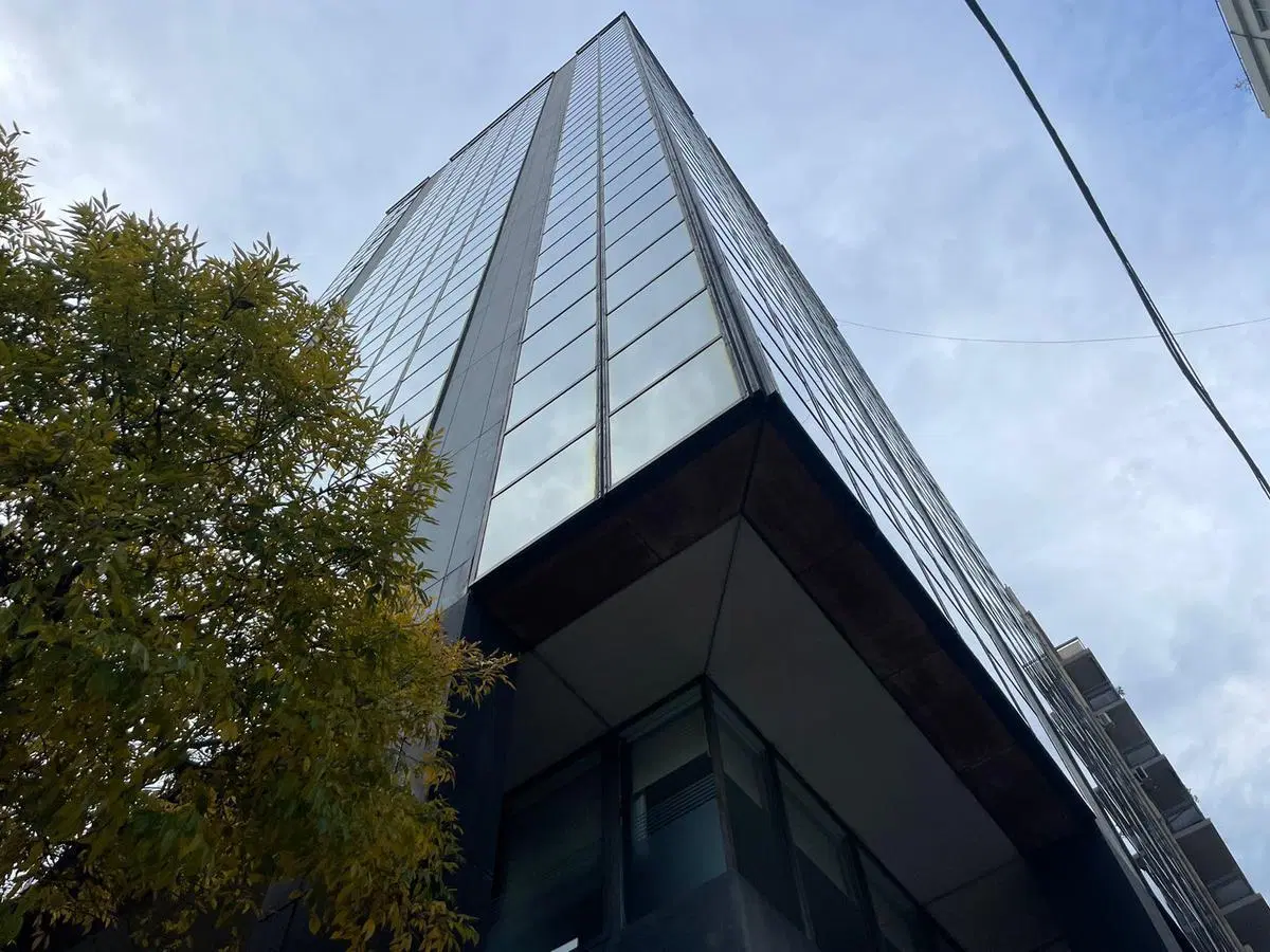Gran oficina ubicada en torre con excelentes vistas a la avenida 9 de Julio, Retiro! 1