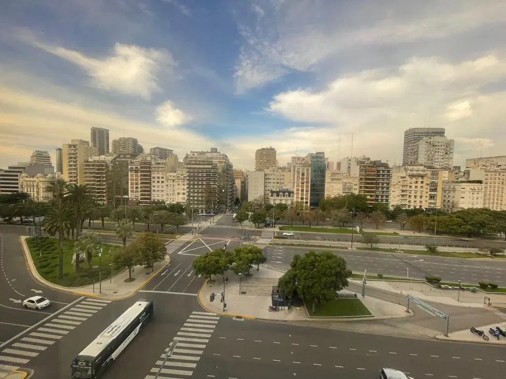 Gran oficina ubicada en torre con excelentes vistas a la avenida 9 de Julio, Retiro! 2
