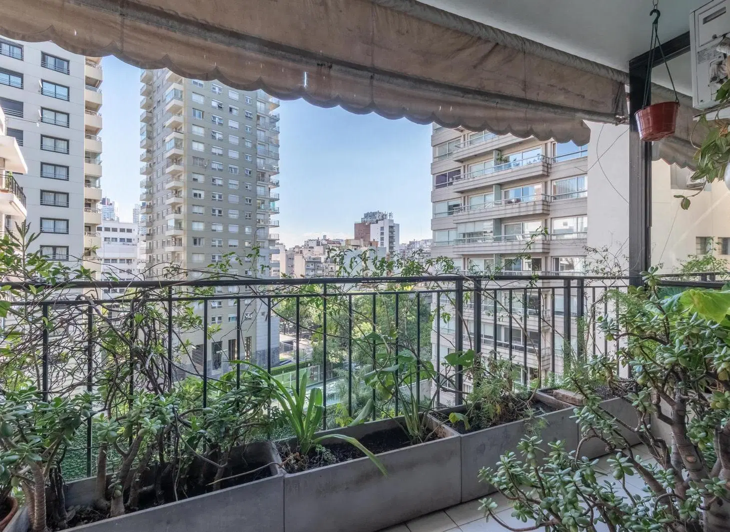 EDIFICIO DE PRIMERA CATEGORIA - SEG 24HS - COCHERA FIJA - MUCHA LUZ 5