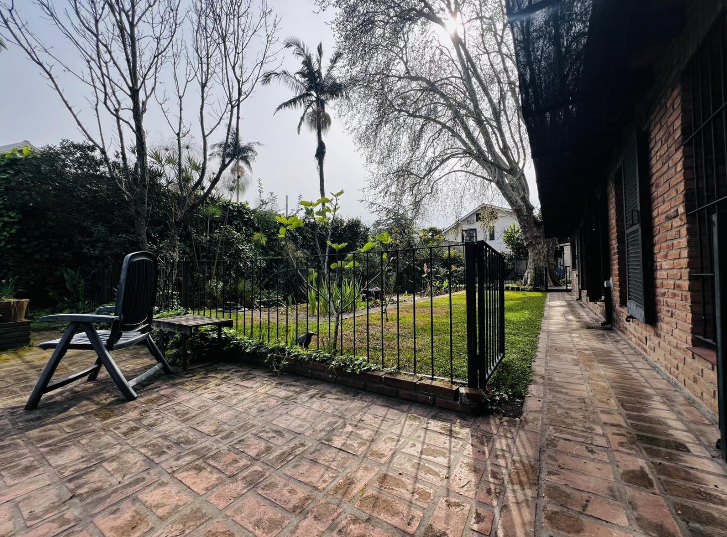 Foto de Solida casa en una planta en doble lote ! Calle cortada !!, imagen 2