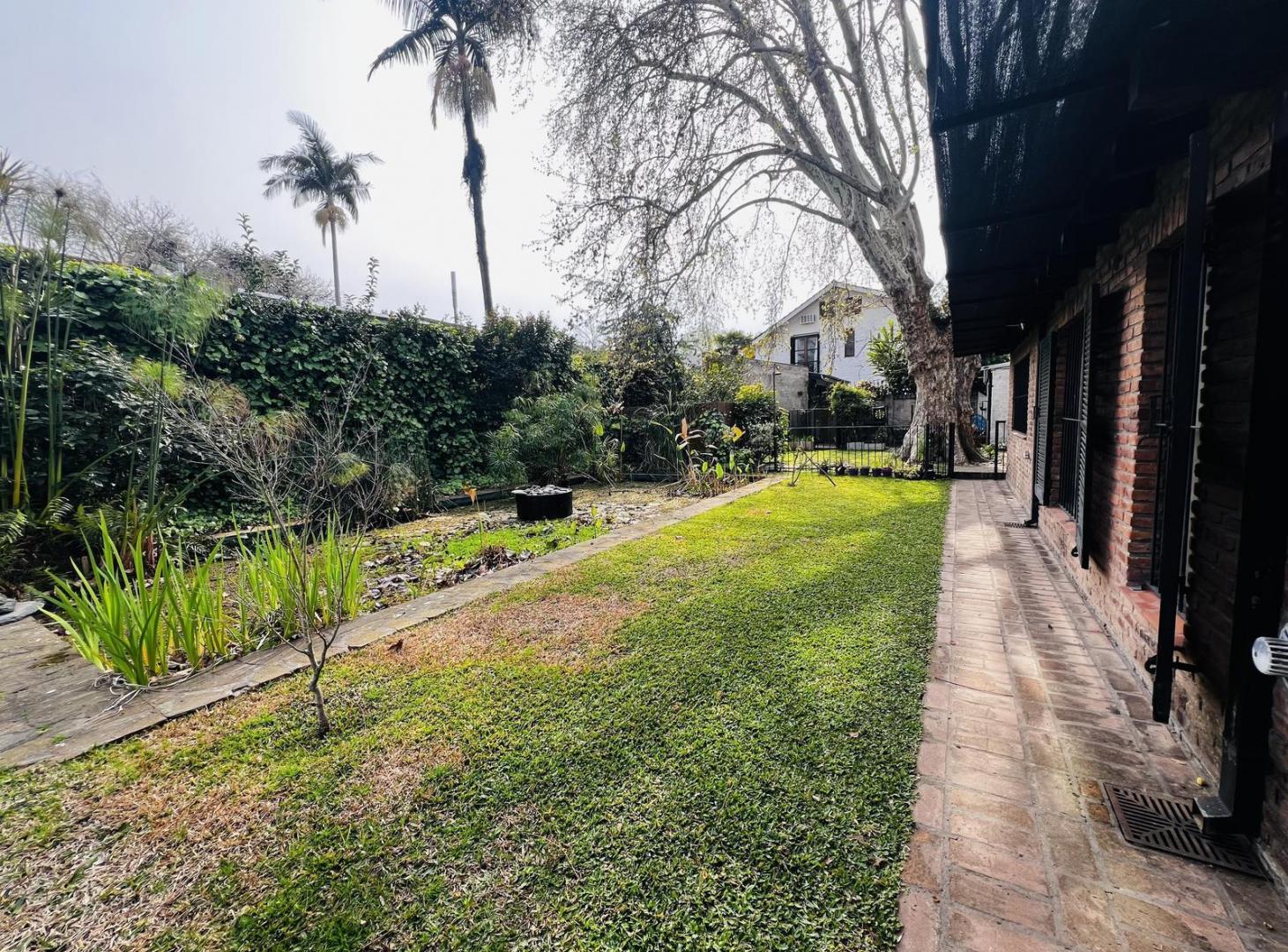 Foto de Solida casa en una planta en doble lote ! Calle cortada !!, imagen 4