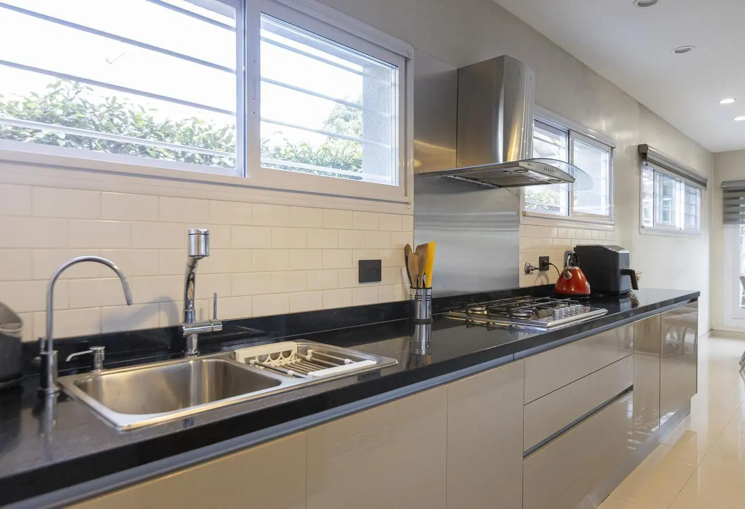 Casa de Categoría en 1 Planta | Con Gran Fondo, Pscina y Quincho | Av. Espora al 1100, Adrogué 2