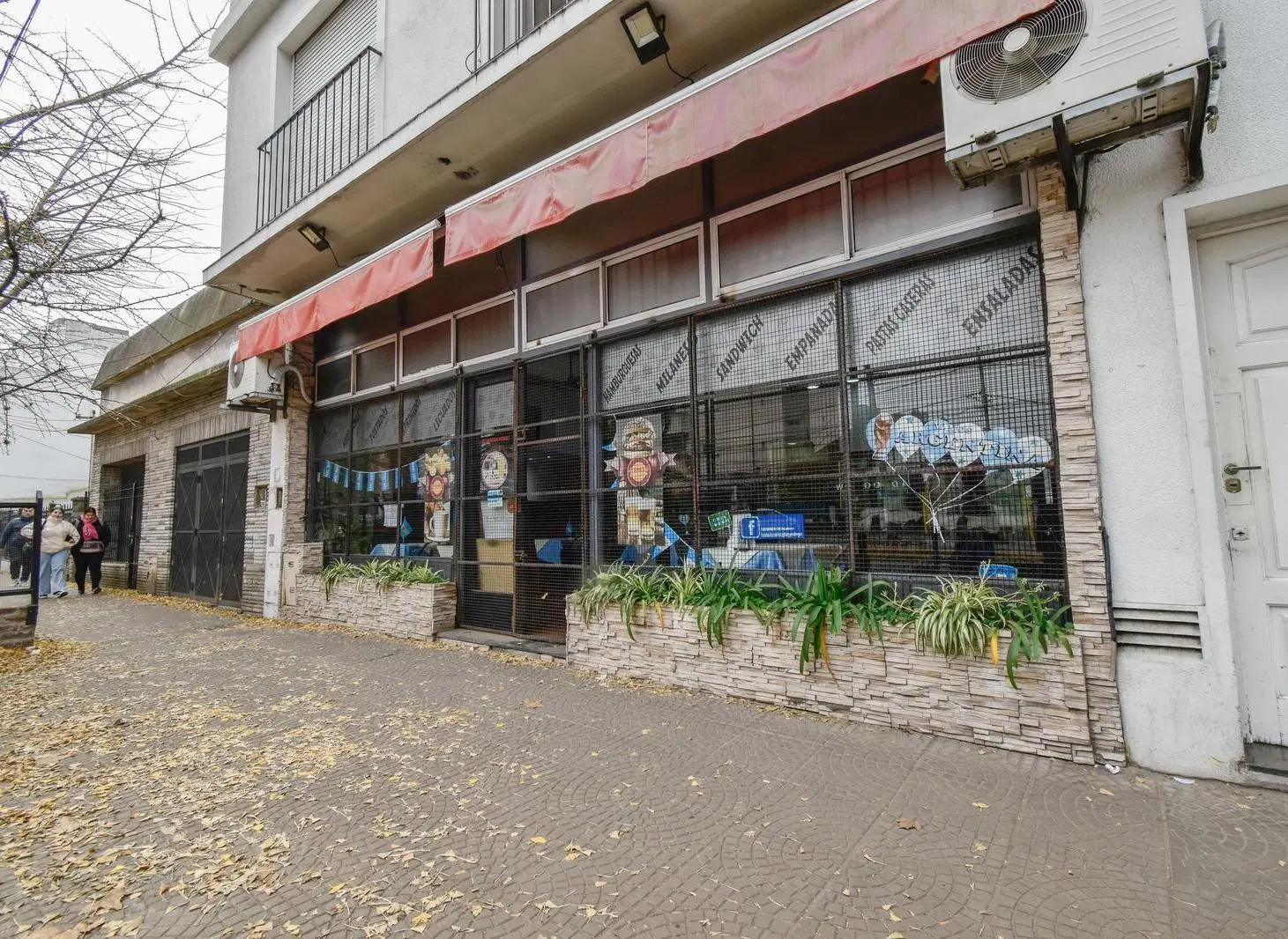 Local en Alquiler sobre Av. Espora a metros de Clínica Espora – Ideal Gastronomía o Corporativo 5