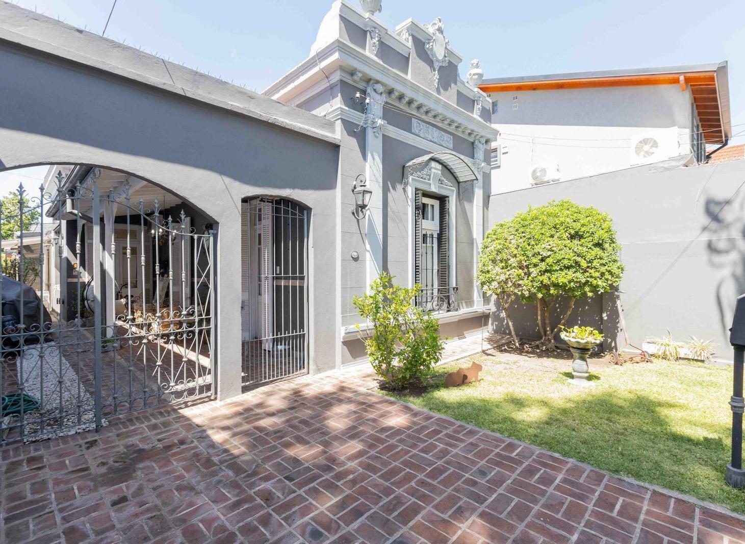 Foto de Residencia de Estilo Francés con Fachada Imponente – Banfield Este, imagen 1