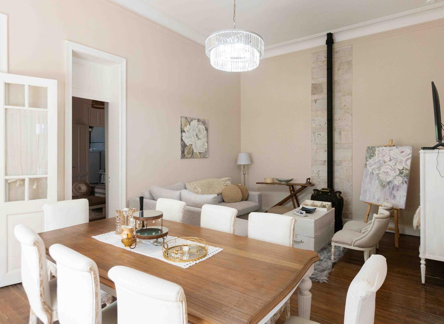 Foto de Residencia de Estilo Francés con Fachada Imponente – Banfield Este, imagen 3