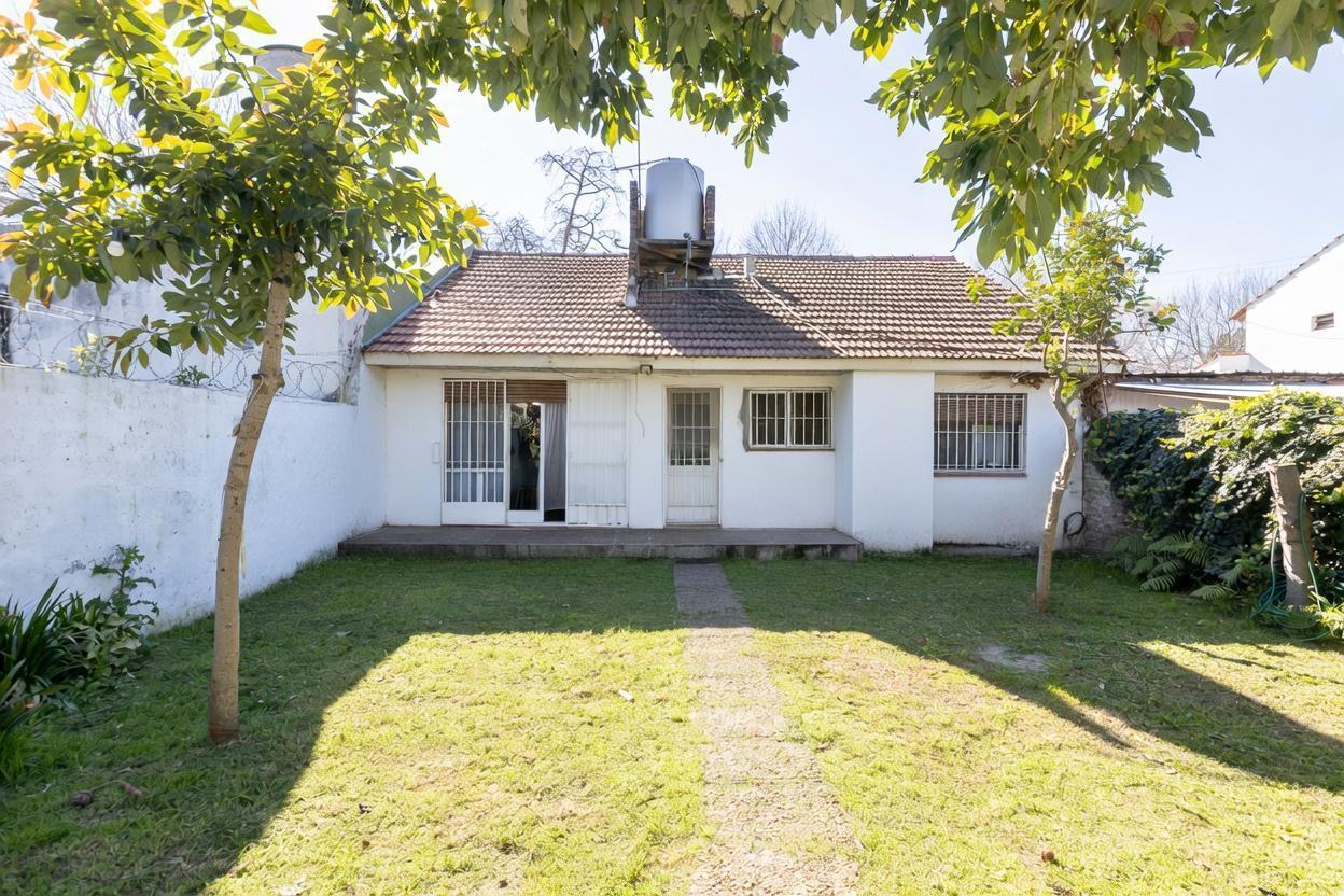 Foto de Chalet de Ladrillo Visto en Jose Mármol: 3 Dorm, Loft y Jardin (A pasos, imagen 1