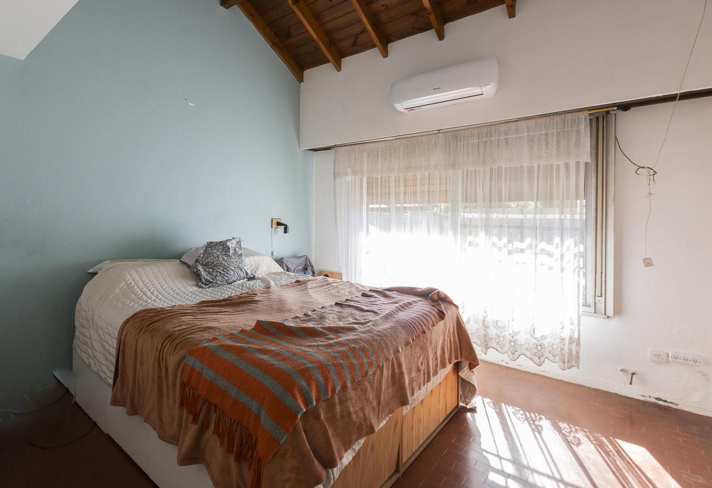 Foto de Chalet de Ladrillo Visto en Jose Mármol: 3 Dorm, Loft y Jardin (A pasos, imagen 4