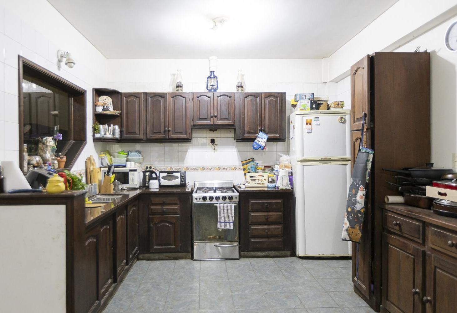 Foto de Casa en Venta en Adrogué con 5 Dormitorios | Oportunidad para Reciclar, imagen 3