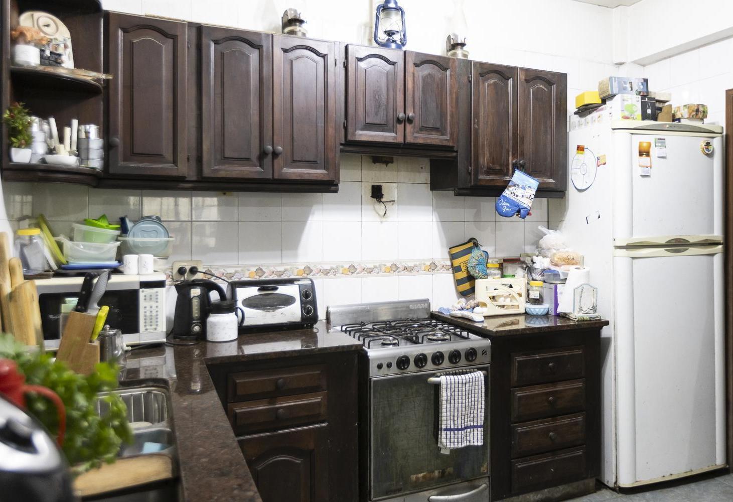 Foto de Casa en Venta en Adrogué con 5 Dormitorios | Oportunidad para Reciclar, imagen 2