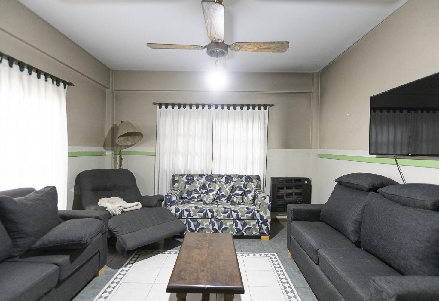 Foto de Casa en Venta en Adrogué con 5 Dormitorios | Oportunidad para Reciclar, imagen 1