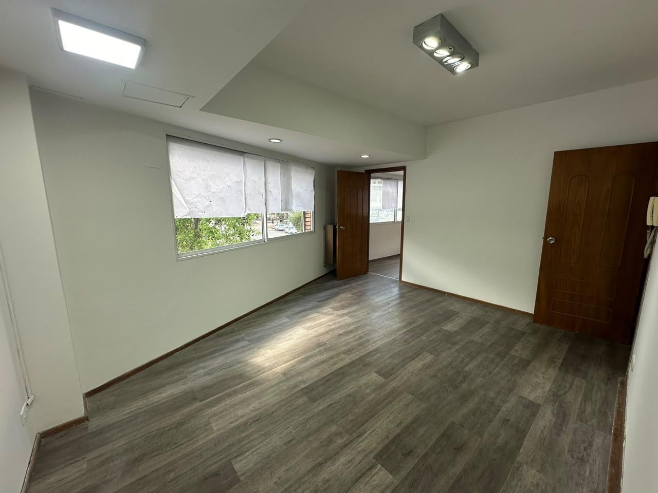 Foto de Oficinas en Alquiler en Adrogué Centro | 2 Ambientes Reciclados a Nuevo, imagen 1