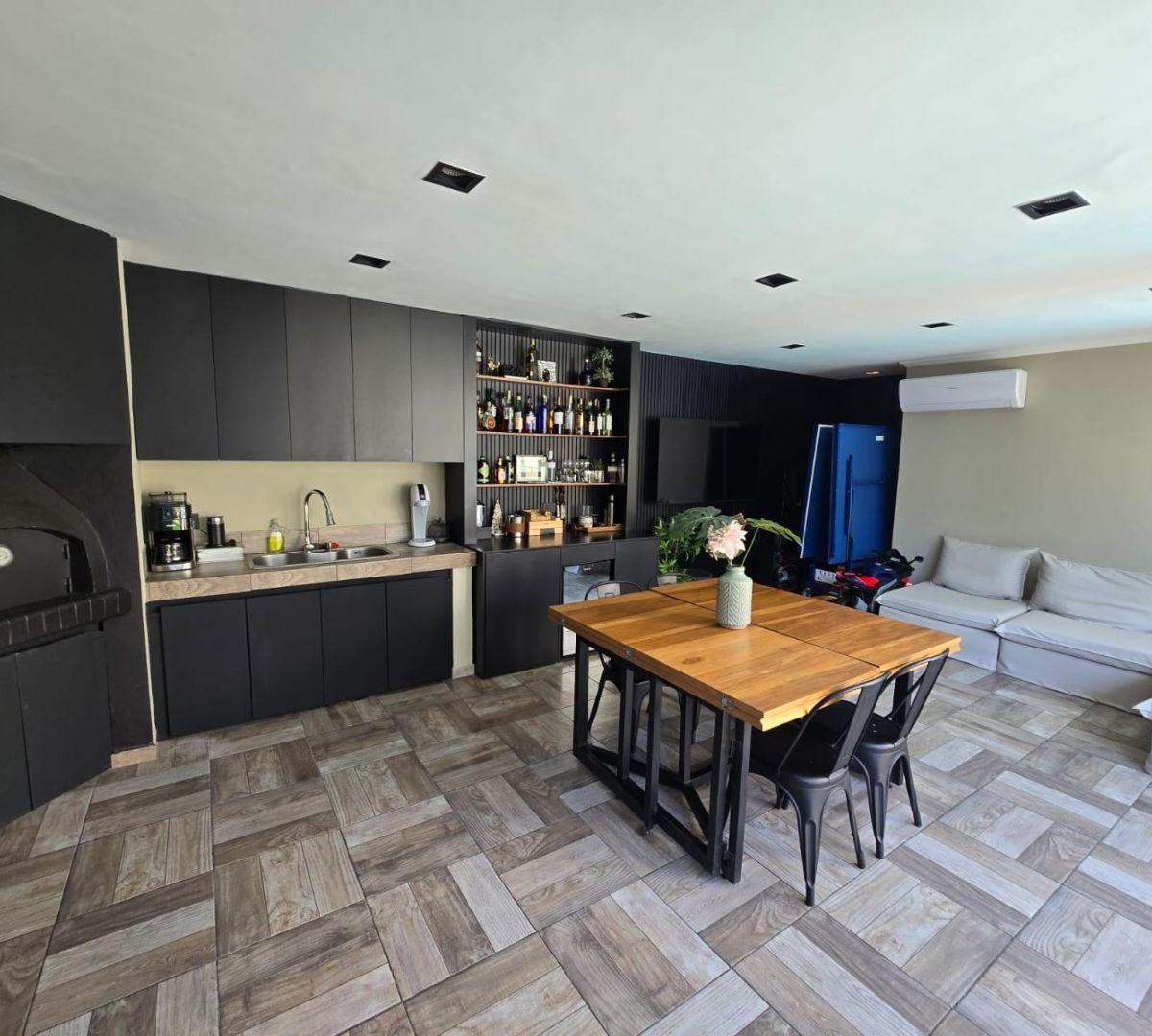 Venta de Casa 6 Ambientes Remodelada a Nuevo 2
