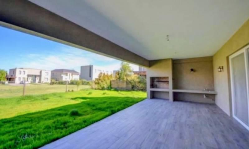 Excelente E Impecable Casa en Lote Interno! 3