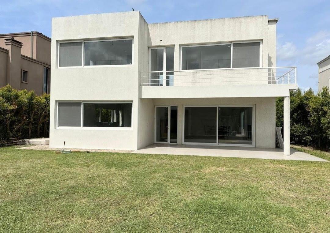 Casa BARRIO LOS SAUCES