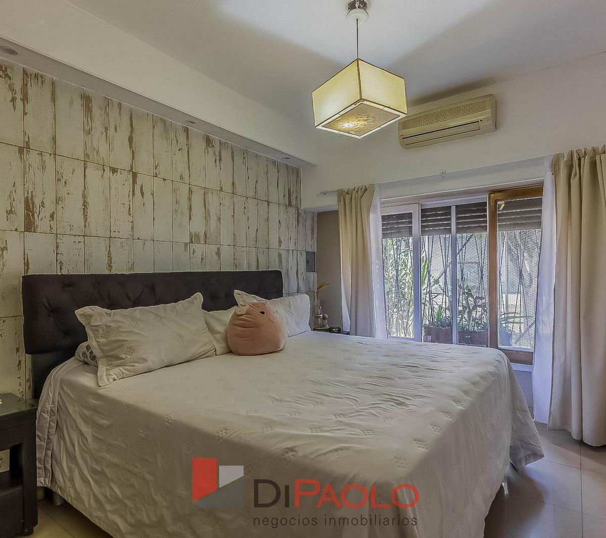 Foto de Venta Casa 5 ambientes con jardin y cochera en Jose León Suarez, imagen 2