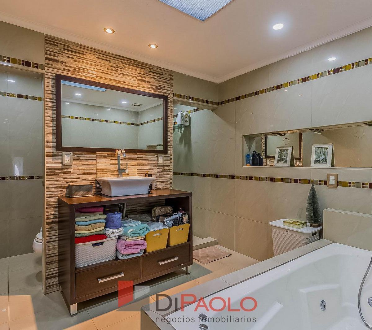 Foto de Venta Casa 5 ambientes con jardin y cochera en Jose León Suarez, imagen 4