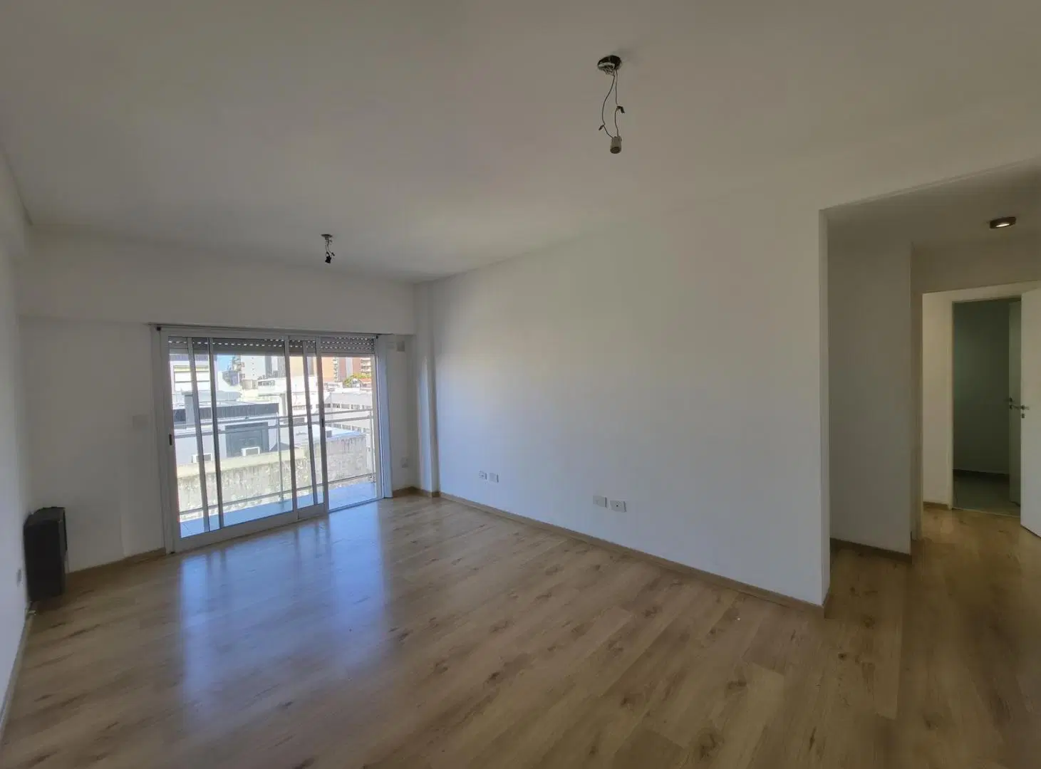 Alquiler Departamento 2 ambientes en plena zona comercial de General San Martin con cochera 4