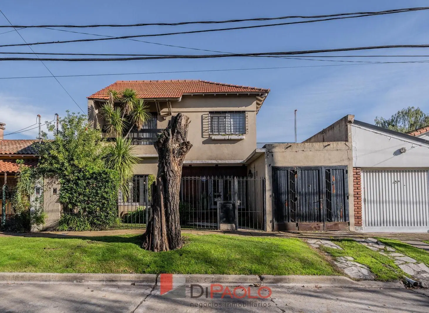 CASA A LA VENTA EN CASTELAR NORTE CON PATIO Y COCHERA 2