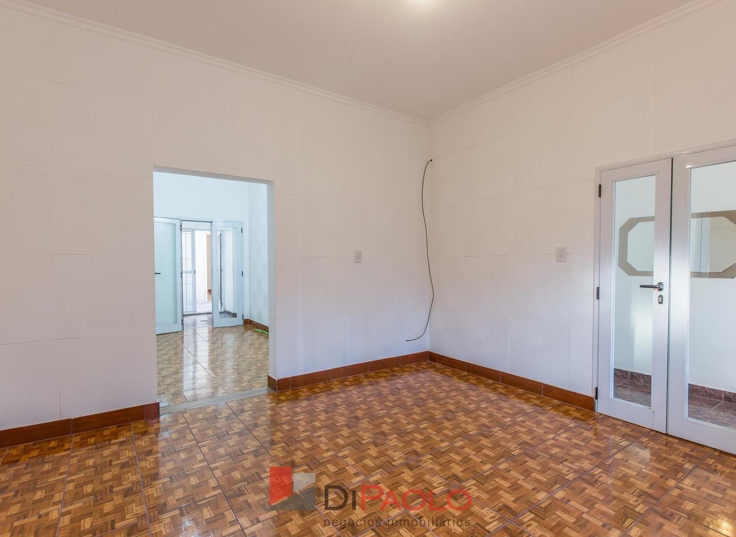 Foto de Venta casa 5 ambientes con cochera y patio en Villa Lynch, imagen 3
