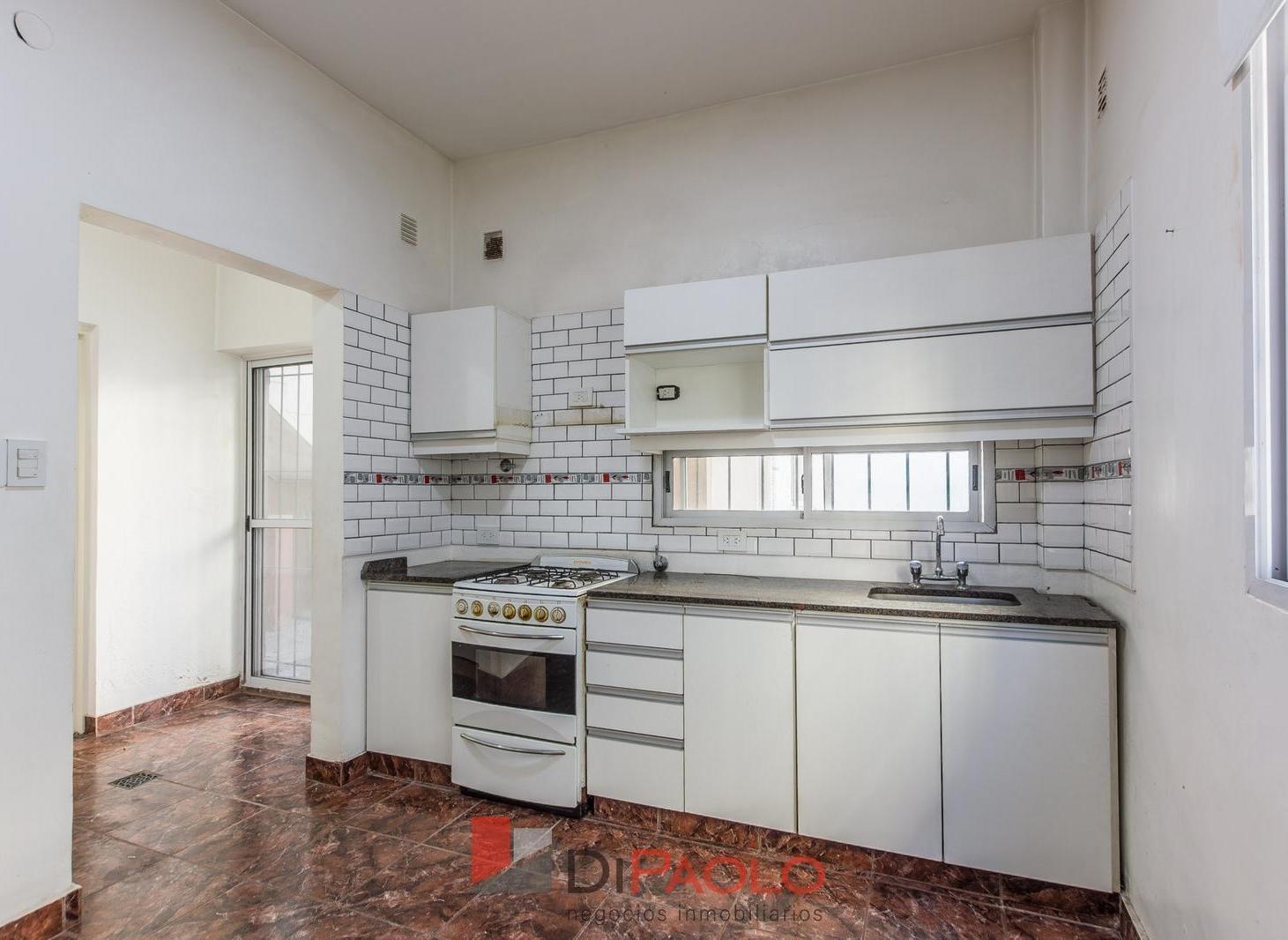 Foto de Venta casa 5 ambientes con cochera y patio en Villa Lynch, imagen 2