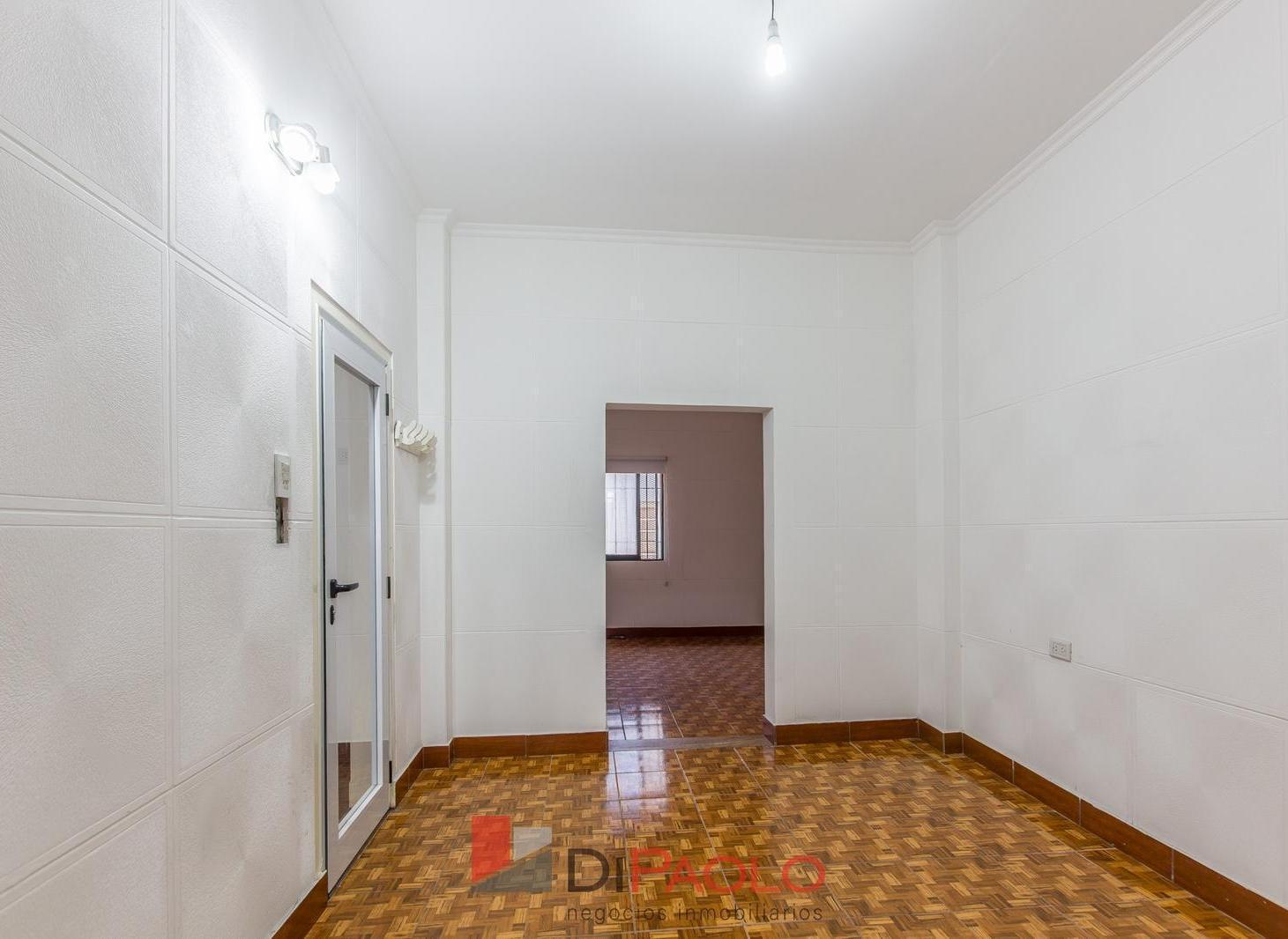 Foto de Venta casa 5 ambientes con cochera y patio en Villa Lynch, imagen 1